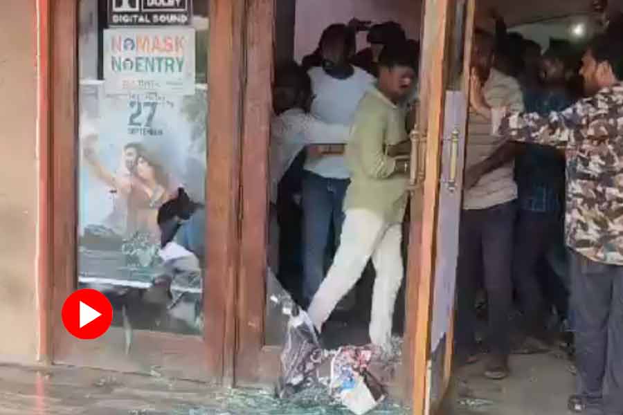 Jr NTR\\\\\\\\\\\\\\\\\\\\\\\\\\\\\\\'s angry fans vandalise Telangana theatre after delay in Devara screening, video goes viral