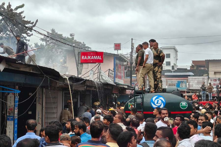 Massive fire at Bidhan market in Siliguri, many shops gutted dgtld