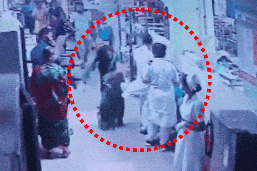 সাগর দত্ত মেডিক্যাল কলেজে শুক্রবার রাতের ঘটনার সিসিটিভি ফুটেজের দৃশ্য। 