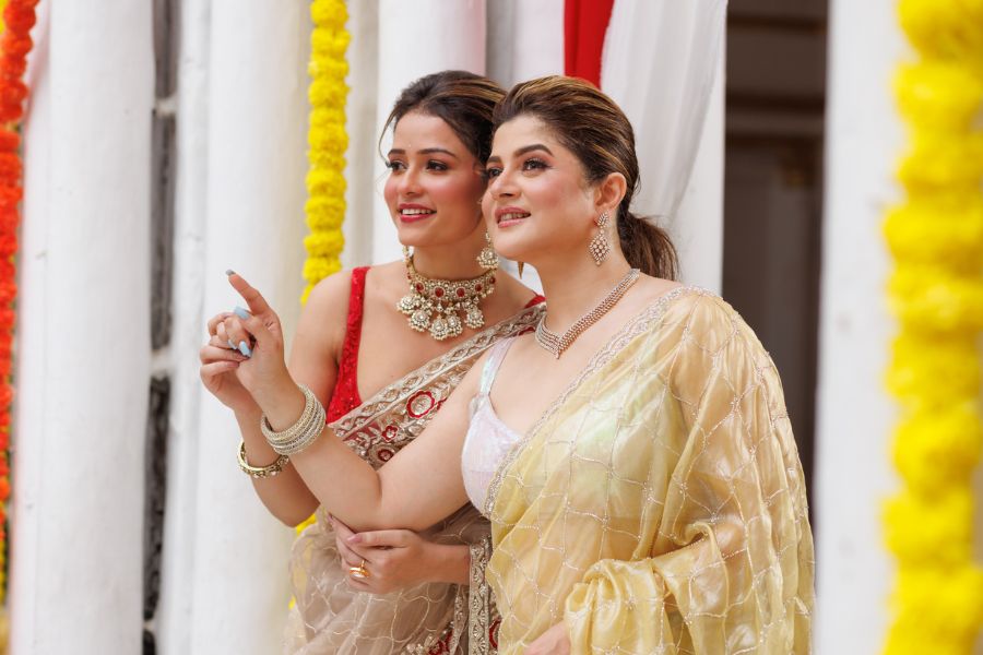 সেই আনন্দে সামিল হলেন অভিনেত্রী শ্রাবন্তী চট্টোপাধ্যায় এবং জনপ্রিয় মডেল সিম্মি সরকার। ঠিক পুজোর আগে আনন্দ উৎসবের সঙ্গে ভাগ করে নিলেন তাঁদের পুজোর সাজ।