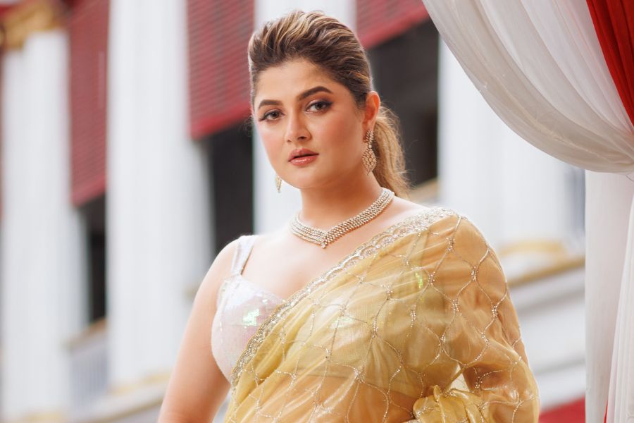 নজরকাড়া সোনালি শাড়ির সঙ্গে চোখ ধাঁধানো সাজ। গলায় হালকা গয়না। শাড়িতে যেন অপরূপা তিনি। এই শ্রাবন্তীর দিক থেকে যেন চোখ ফেরানো দায়।