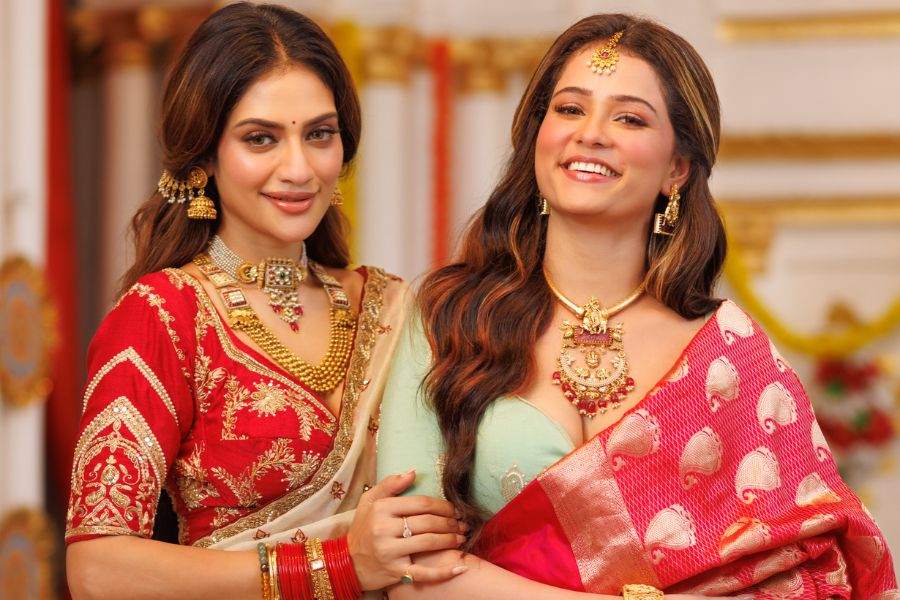 বাদ পড়েননি নুসরত জাহানও। পুজোর সাজে তিনিও হয়ে উঠেছেন অপরুপা। হালকা গয়নায় নজর কাড়বে নুসরতের সাজও। 