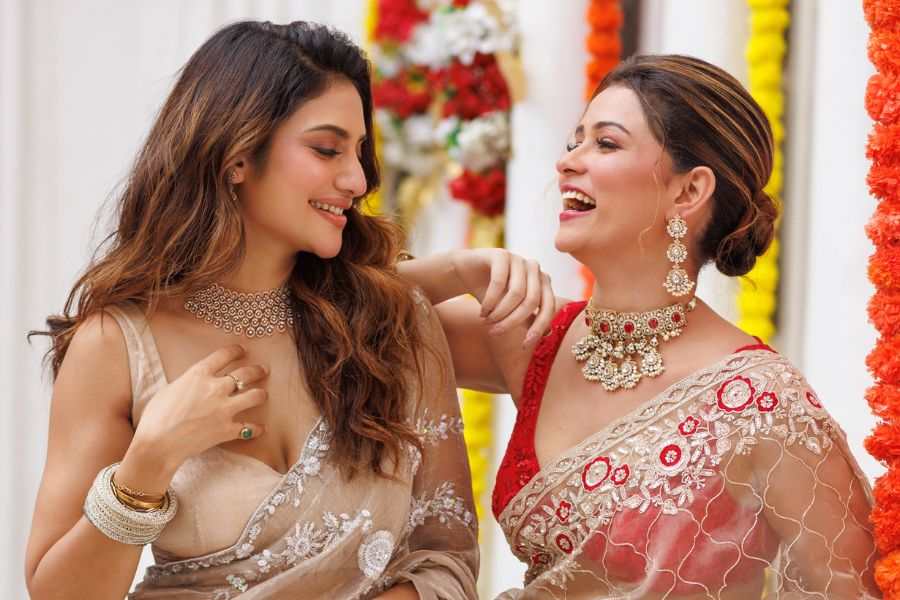 শ্রাবন্তী, নুসরাত এবং সিম্মি, দু’জনকেই মনের মতো করে সাজিয়েছেন সৌম্য নন্দী এবং কিয়ারা সেন। রূপটানে বাবুসোনা এবং রাহুল নন্দী। 