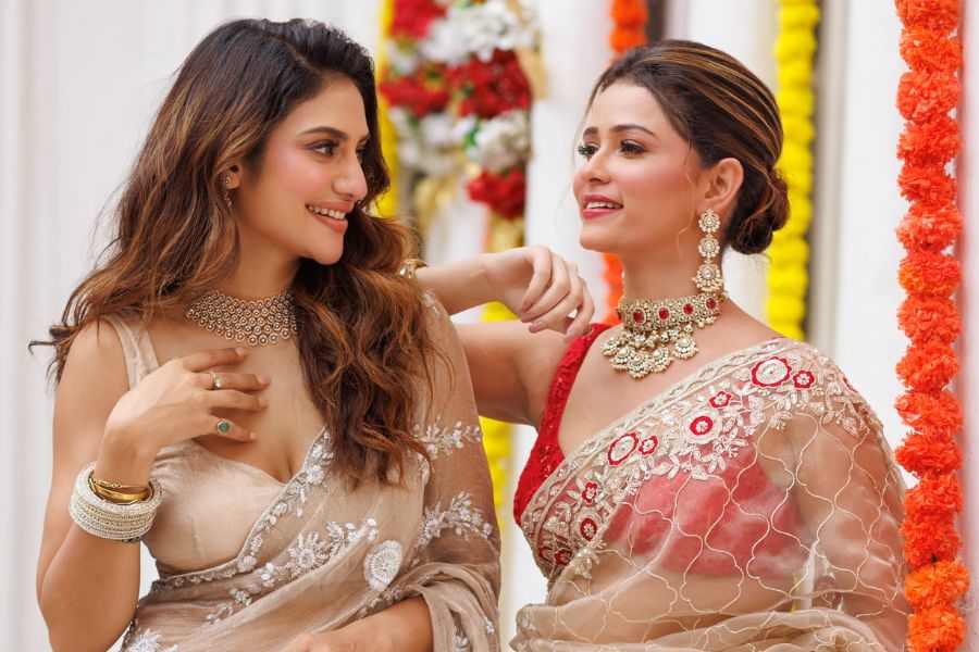 তিন কন্যের রূপ-কথা ক্যামেরাবন্দি করেছেন চিত্রগ্রাহক সঞ্জীব ঘোষ। সমগ্র ভাবনা এবং সেট ডিজ়াইনের নেপথ্যে ক্যাপচার প্রোডাকশন।  এই প্রতিবেদনটি ‘আনন্দ উৎসব’ ফিচারের একটি অংশ।