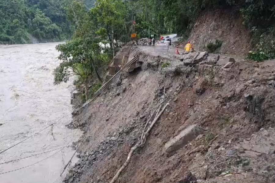 ধসে বিপর্যস্ত দার্জিলিং।