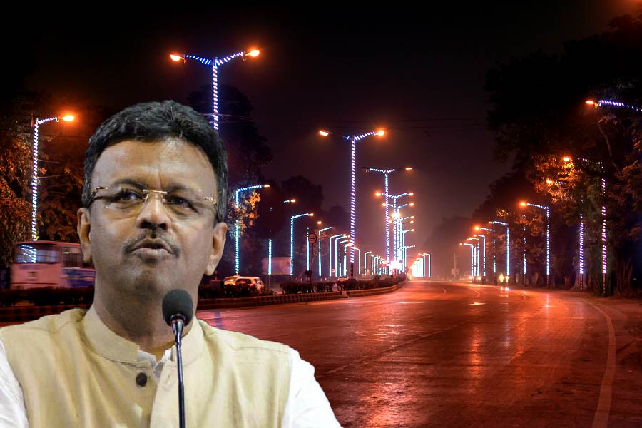 KMC Mayor Firhad Hakim will go around the city on Monday night to find out the condition of roads before Sharodtsav