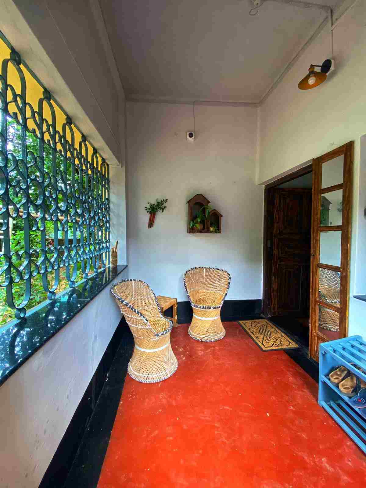 স্মৃতির পাতা উল্টে সাহানা আজ এই লাল বারান্দাকে বড্ড মিস করেন। মেয়েবেলায় বাবার সঙ্গে কত অবসর যাপন করেছেন আর গান গেয়েছেন এই লাল বারান্দায়। আজকাল লাল মেঝের বারান্দা বা ঘর প্রায় দেখাই যায় না। সঙ্গে বেতের মোড়া বা বেতের কোনও আসবাব। অবসর সময়ে বৃষ্টি উপভোগ করার জন্য, গান গাওয়া, গল্পের বই পড়া বা নিজের সঙ্গে সময় কাটানোর জন্য এরকম ভাবে সাজিয়ে তুলতে পারেন আপনার ব্যালকনিটি।