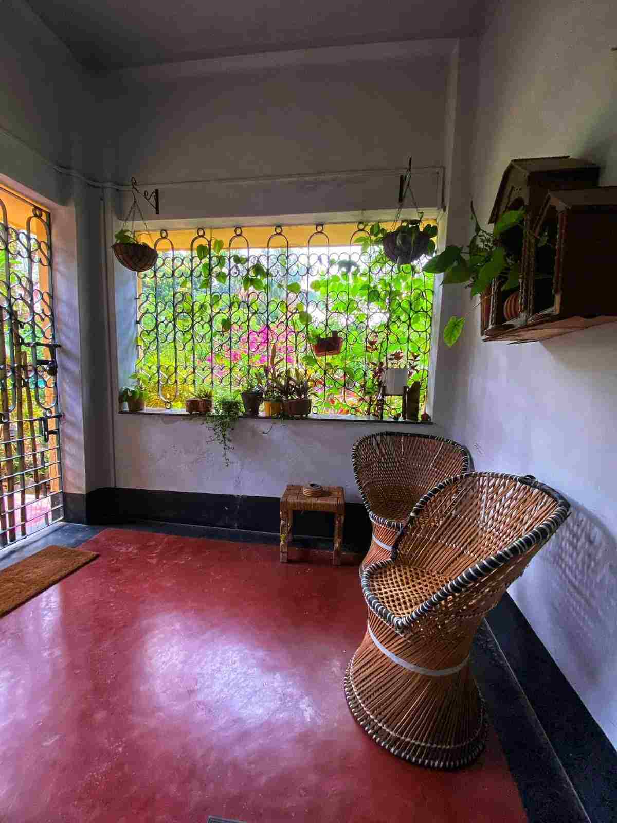 বাড়িতে ঢোকার মুখে এই লাল বারান্দা যেন বাড়ির উষ্ণতা বাড়িয়ে তোলে। পুরনো যা কিছু তার দিকে আমাদের আরও একবার টেনে নিয়ে যায় বারবার। শান্তিনিকেতনের এই বাড়ি যেন সঙ্গীতশিল্পী সাহানা বাজপেয়ীকে আরও স্মৃতিমেদুর করে তোলে। শান্তিনিকেতনের রতনপল্লির এই বাড়িতে আপনিও থাকতে পারেন। সাহানা যখন বিদেশে থাকেন, তখন অতিথিদের জন্য খুলে দেন তাঁর বাড়ির তালা। সবুজের মধ্যে কয়েকদিনের ছুটি কাটানোর জন্য ‘করতোয়া’র মতো ঠিকানা দু’টি নেই। বুকিংয়ের জন্য আপনি মেল করতে পারেন এই আইডি-তে karatoyasantiniketan@gmail.com। এই প্রতিবেদনটি ‘আনন্দ উৎসব’ ফিচারের একটি অংশ।