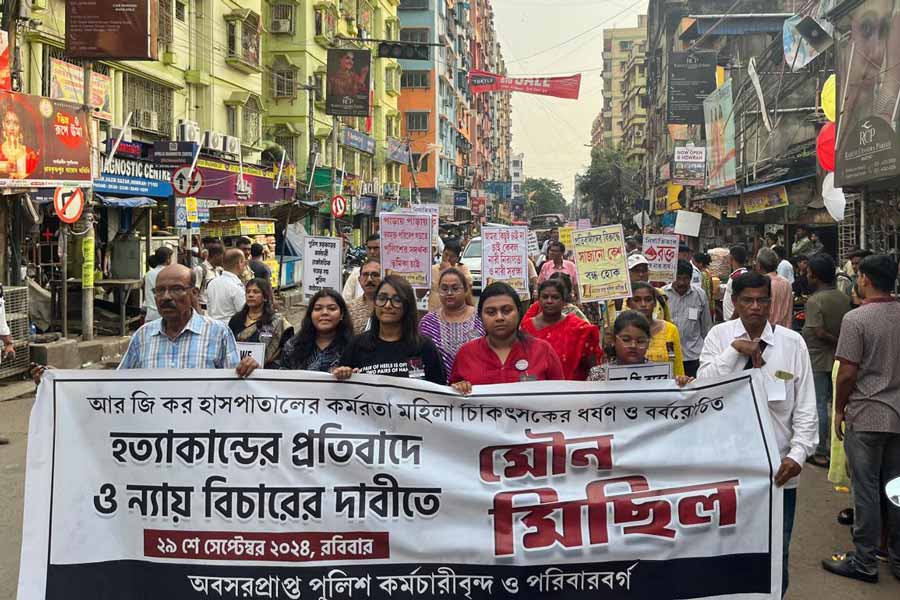 আরজি কর-কাণ্ডের প্রতিবাদে অবসরপ্রাপ্ত পুলিশকর্মী ও তাঁদের পরিবারবর্গের মিছিল।