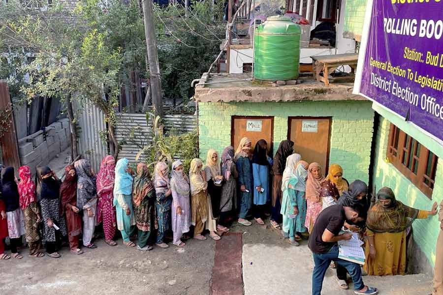 পরিচয়পিপাসু: ভোটাররা লাইনে দাঁড়িয়ে প্রতীক্ষায়, শ্রীনগর, ২৫ সেপ্টেম্বর।