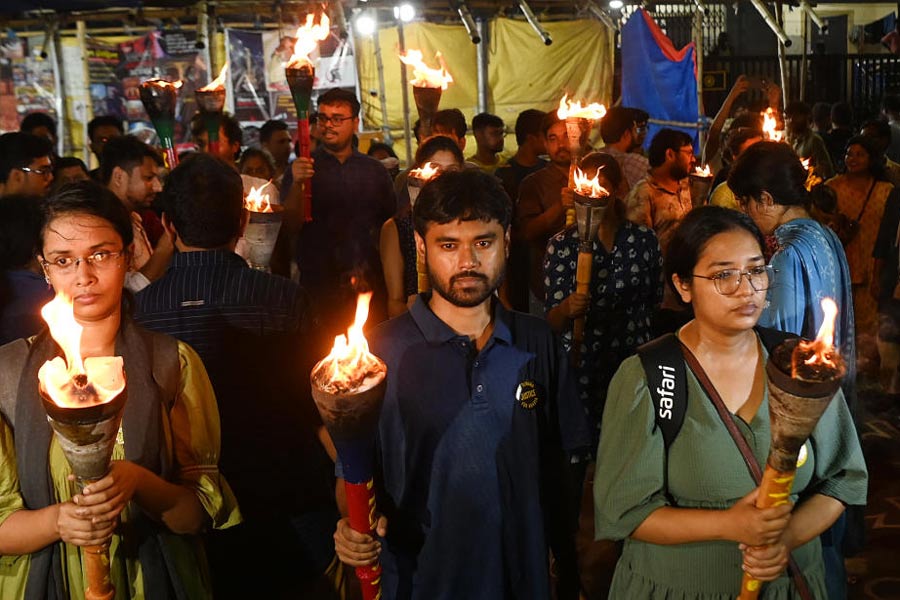 প্রতিবাদী: কলকাতা মেডিক্যাল কলেজ হাসপাতাল থেকে ধর্মতলা পর্যন্ত ডাক্তারদের মশাল মিছিল। রবিবার।