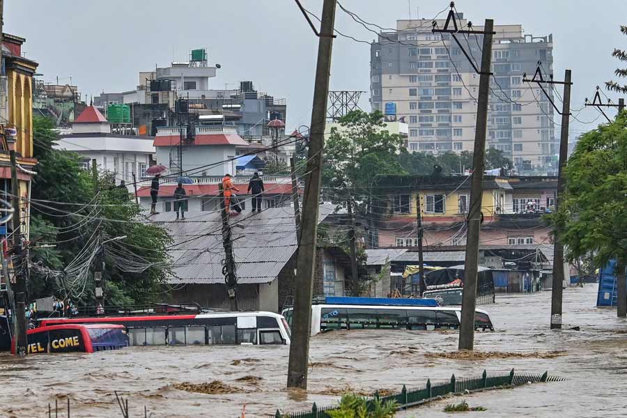 বন্যাবিধ্বস্ত নেপালে মৃতের সংখ্যা বেড়েই চলেছে।