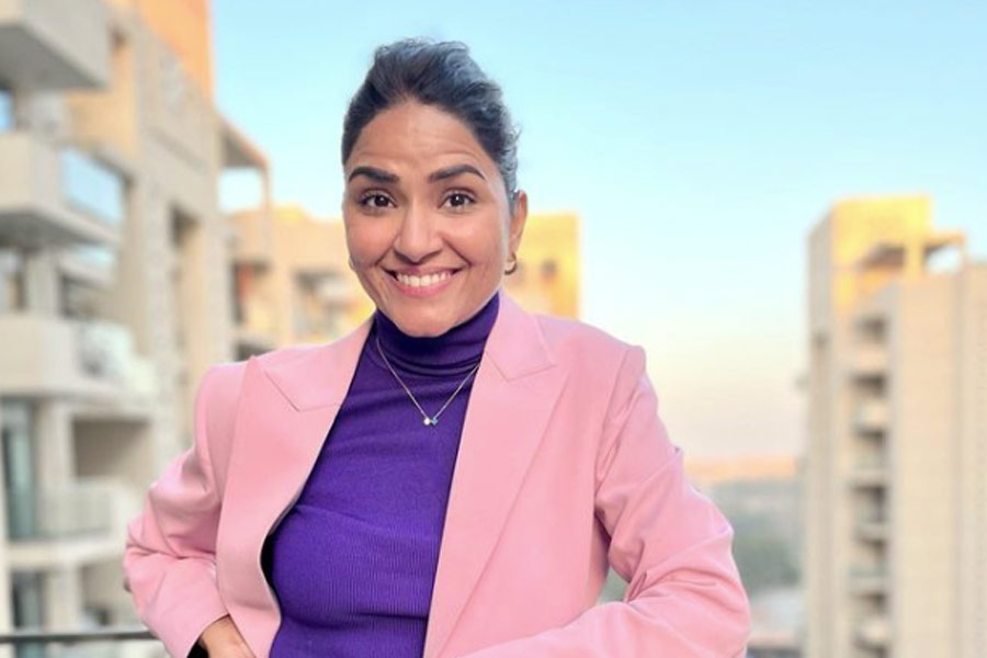 গৌরবের মতো তাঁর স্ত্রী ঋতুও ইনস্টাগ্রামে জনপ্রিয়। গৌরবের ইনস্টাগ্রাম অনুগামী রয়েছে প্রায় ৩৫ লক্ষ। ঋতুর প্রায় ২০ লক্ষ অনুগামী।