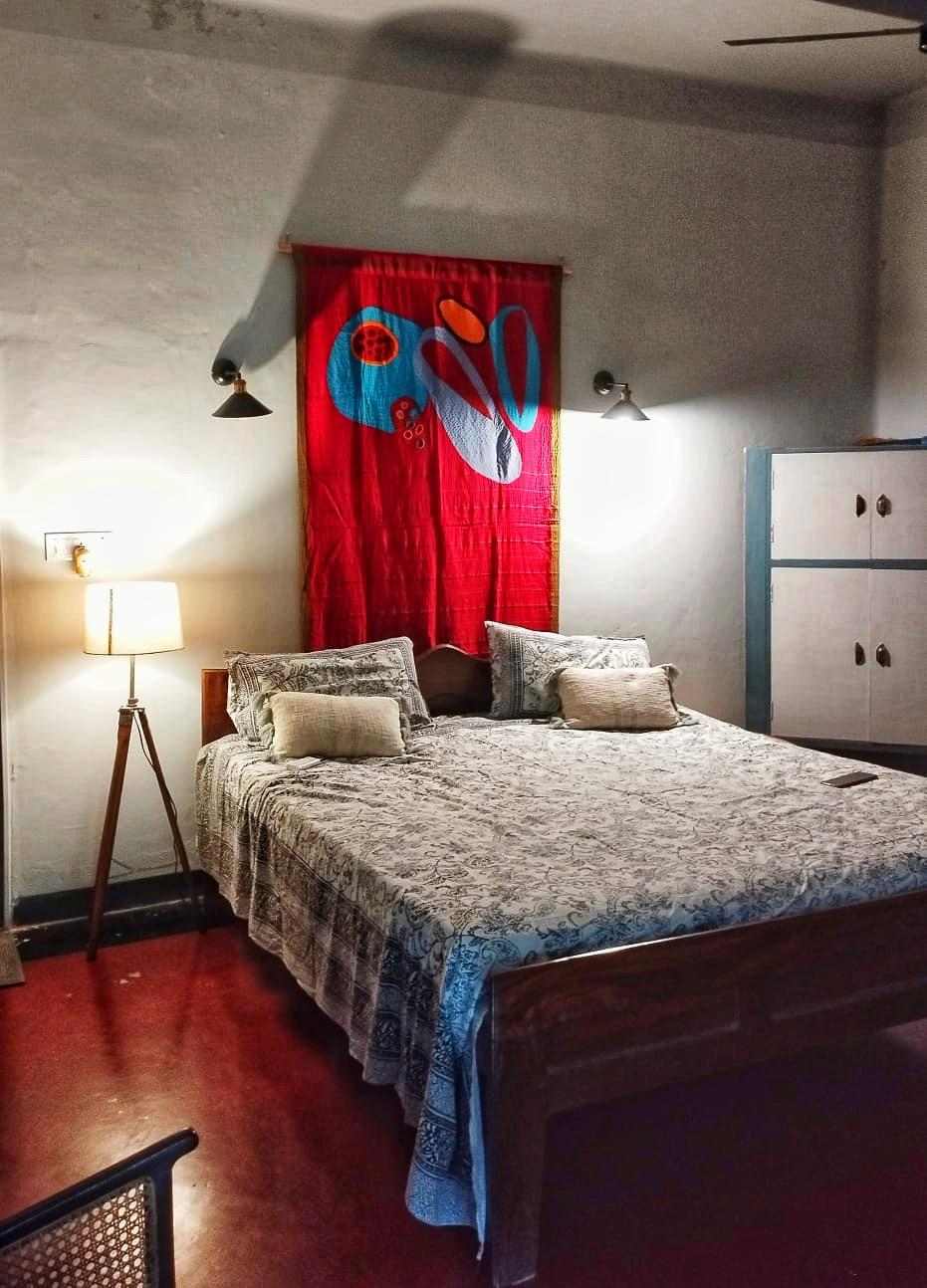 এই ঘরেই শৈশব এবং যৌবনের অনেকগুলি দিন কাটিয়েছেন সাহানা। সময়ের সঙ্গে ঘরের সাজ বদলেছে। নীচতলার এই বেডরুমের জানলায় রয়েছে বন্ধু সোহিনী গুপ্তর বানানো ট্যাপাস্ট্রি৷ সাহানার বেডরুমের সাজও খুব ছিমছাম। বিছানায় হালকা রঙের চাদর এবং সামঞ্জস্যপূর্ণ বালিশের কভার। বিছানার পাশে রাখতে পারেন এমনই একটি ল্যাম্পশেড।