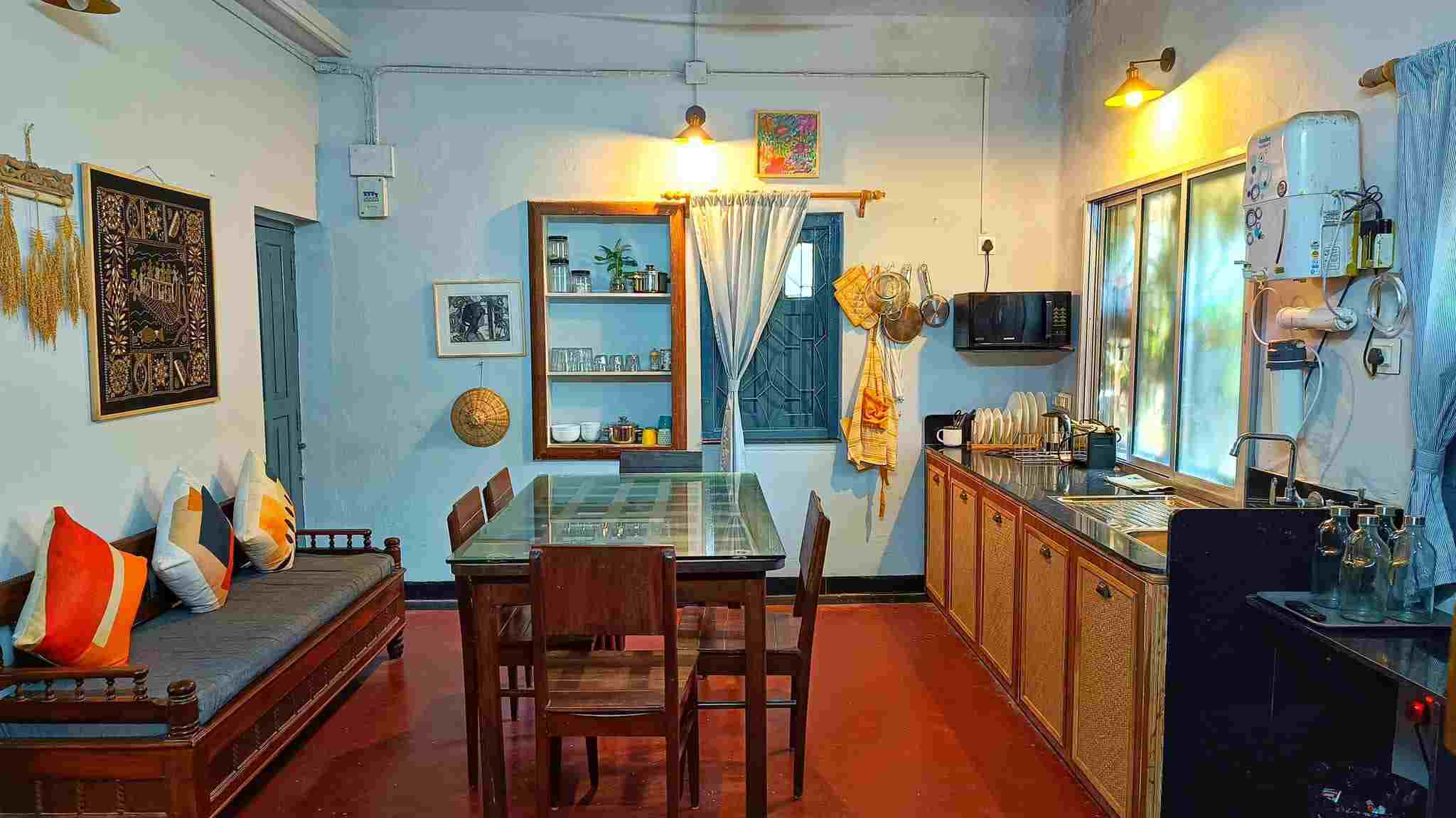 আপনার খাওয়ার ঘর ও কিচেন এই দু’টি হোক আপনার মনের মতো। সাহানার রান্নাঘর অনেকটাই বড়। রয়েছে খাওয়ার টেবিলটি। পাশেই আলাদা বসার জায়গা। যদি বৈচিত্র চান, দামী ‘কাটলারি সেট’ দিয়ে রান্নাঘরের দেওয়াল সাজাতে পারেন। 