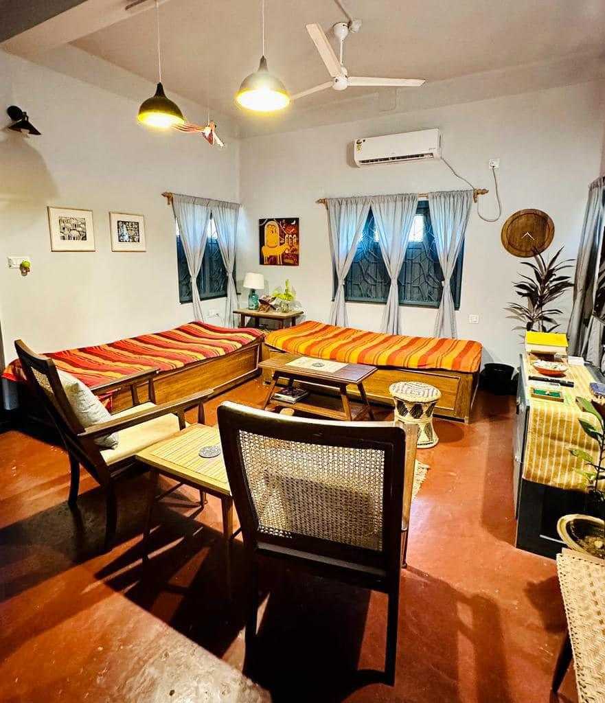 সাহানার বাড়ির বৈঠকখানাতেও রয়েছে সেই পুরনো দিনের ছোঁয়া। হারিয়ে যাওয়া কাঠ এবং বেতের আসবাব এই ঘরটিকে আরও স্নিগ্ধ করে তুলেছে।