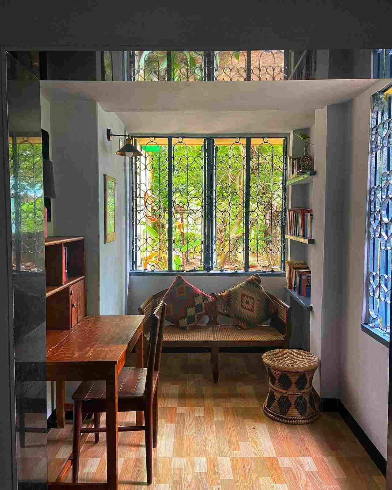 সাহানার মায়ের ঠাকুরঘর এখন পড়ার ঘরে পরিণত হয়েছে। মা চলে যাওয়ার পর ঠাকুরের যত্ন নেওয়ার কেউ নেই। সাহানাও বিদেশে থাকেন। তাই সেই ঘরটিকে সাহানা নিজের পুজোর ঘর অর্থাৎ পড়াশোনার জন্য বানিয়েছেন।