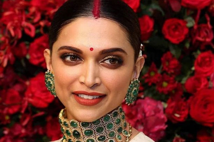  চড়া মেকআপ পছন্দ না হলে কাজল, হালকা লিপস্টিক আর ছোট্ট টিপের সঙ্গেই সেরে ফেলা যায় পুজোর সাজ।