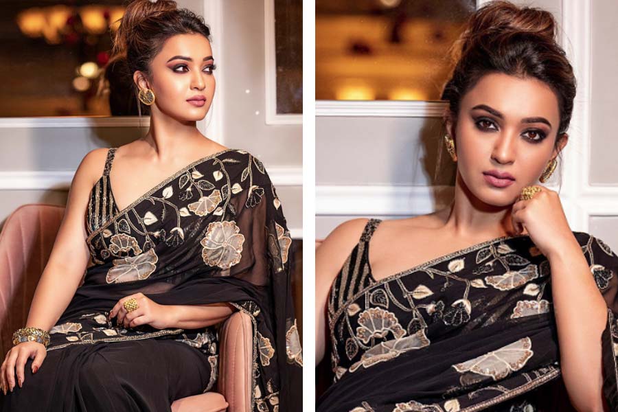 কালোতে মোহময়ী কৌশানী।