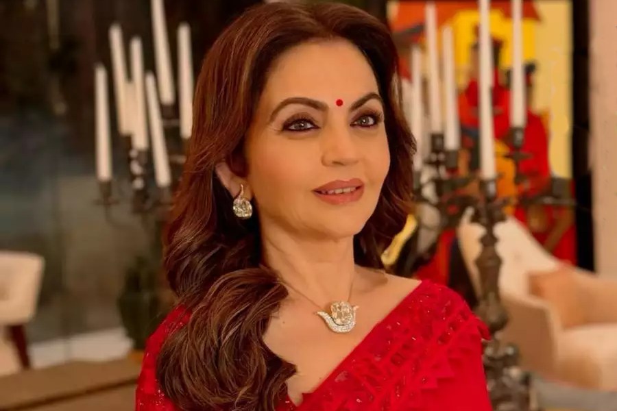 কপালে লাল টিপ আর গলায় একটি পেনডেন্ট আর কানে ছোট দুল।