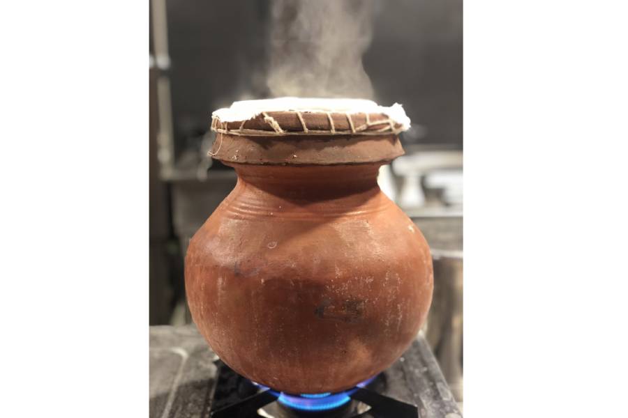 মাটির কলসির উপর কাপড় পেতে ভাপে তৈরি হয় ইডলি।