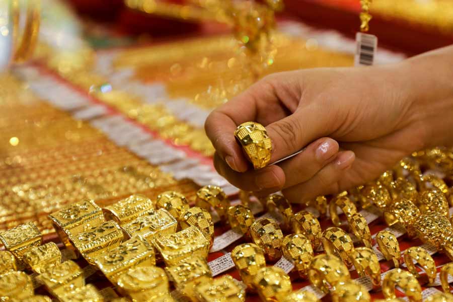 Gold price surge lifetime high what are the reasons 