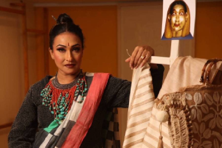 অফিসে যাওয়ার পোশাক থেকে পার্টির সাজ, কোথায় ঠিক কোন ধরনের শাড়ি পরলে ভাল– ফ্যাশন টিপস নিয়ে হাজির হলেন নায়িকা।