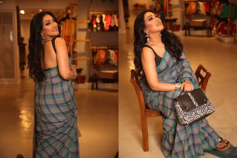 ‘সিমা’র সম্ভারে মুগ্ধ ঋতুপর্ণার কথায়, ‘‘সিমা-য় এলে কী না পাওয়া যায়! এখানে এলেই মন ভরে যায়। সিমা-র হ্যান্ডলুম অপূর্ব।’’ হ্যান্ডলুম শাড়ির প্রতি তাঁর যে বিশেষ দুর্বলতা রয়েছে, জানাতে ভুললেন না সে কথা।