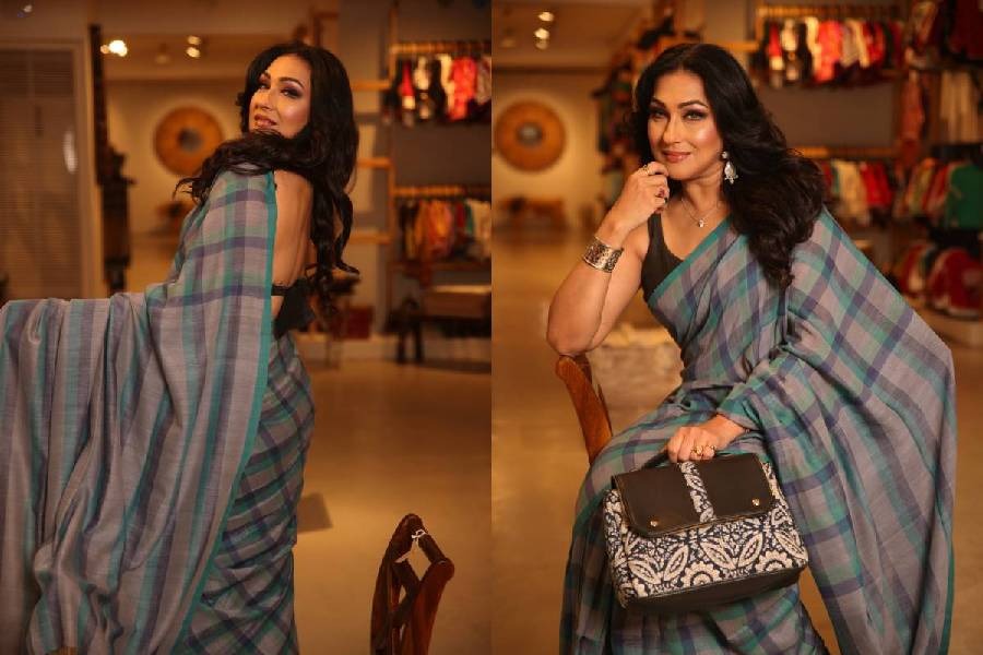 সাম্প্রতিক পরিস্থিতিতে বিতর্কে জর্জরিত অভিনেত্রী। তার পরেও মনোবলের জোরে মাথা উঁচু করে চলতে পারেন ঋতুপর্ণা। আর সাজই তাঁর ব্যক্তিত্বের পরিচয় দেয় প্রতি বার।