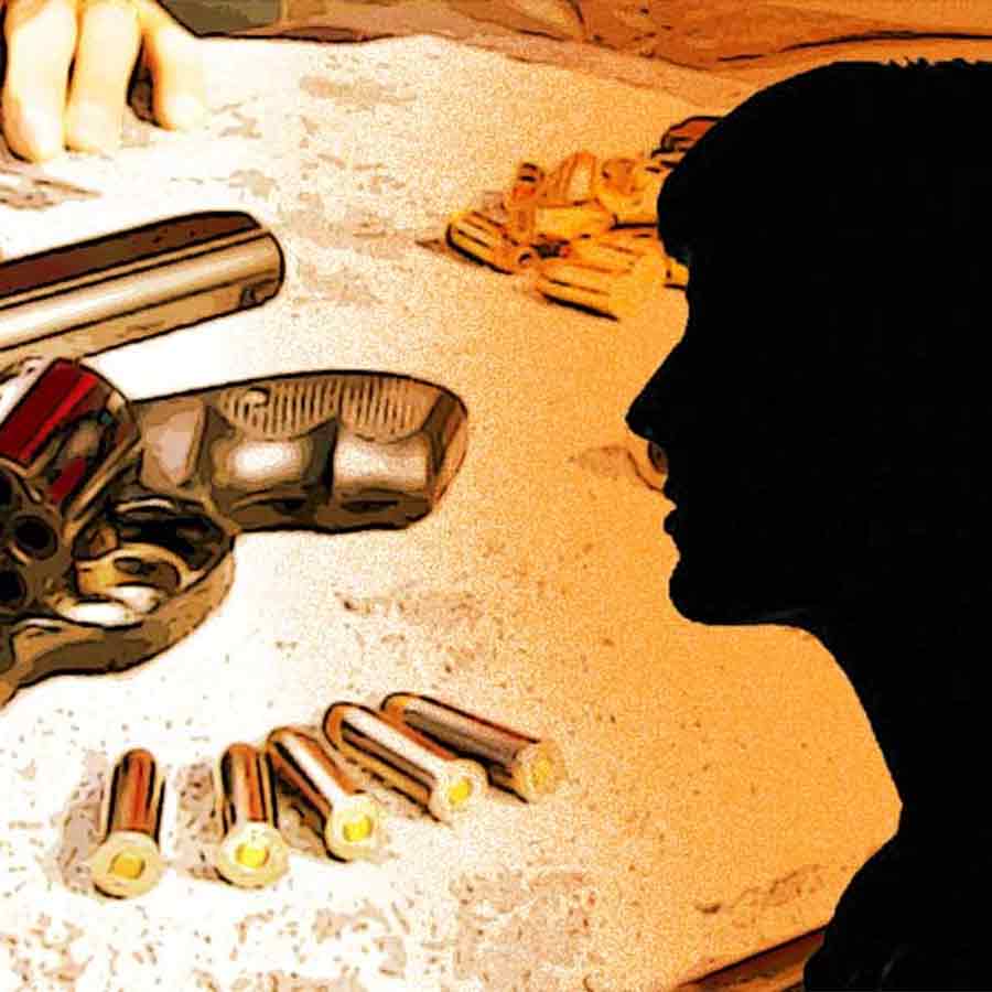 পুলিশের নজর এড়াতেই মহিলাকে অস্ত্র কারবারিরা কাজে লাগিয়েছিল বলে অনুমান।