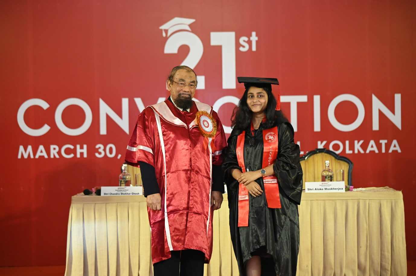 মালয়েশিয়া বিজ্ঞান ও প্রযুক্তি বিশ্ববিদ্যালয়ের (এমইউএসটি) স্নাতকোত্তর অধ্যয়নের প্রোভোস্ট এবং ডিন, ইমেরিটাস অধ্যাপক বরজোয়াই বিন বারদাই, ২০২২-২৪ ব্যাচের শিক্ষার্থীদের হাতে স্নাতকের টুপি তুলে দেন।