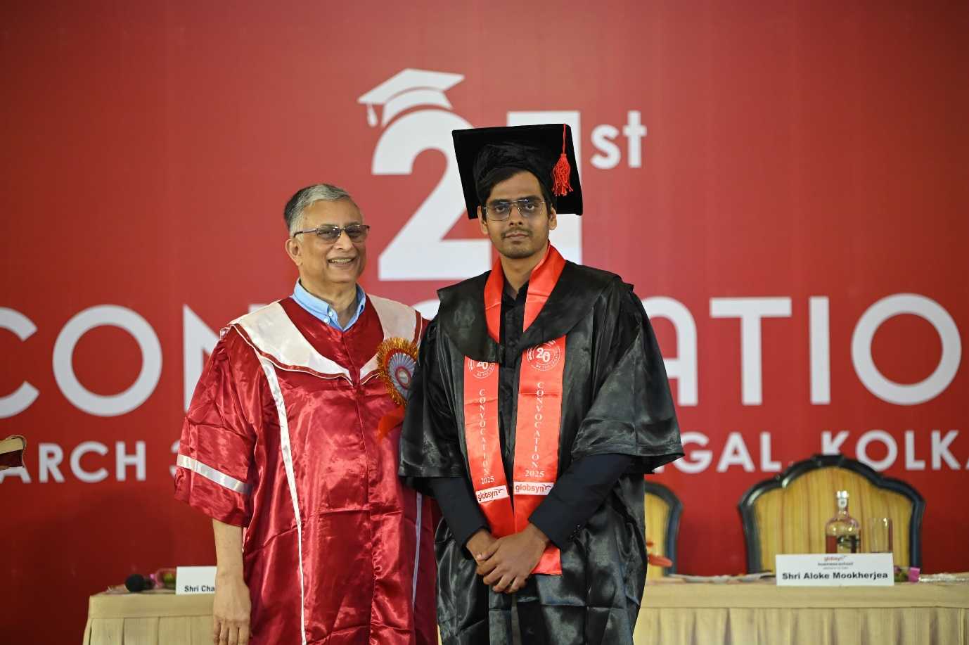 জিবিএসের একাডেমিক কাউন্সিল সদস্য শৈবাল চট্টোপাধ্যায়ও ২০২২-২৪ ব্যাচের শিক্ষার্থীদের হাতে স্নাতকের টুপি তুলে দেন।