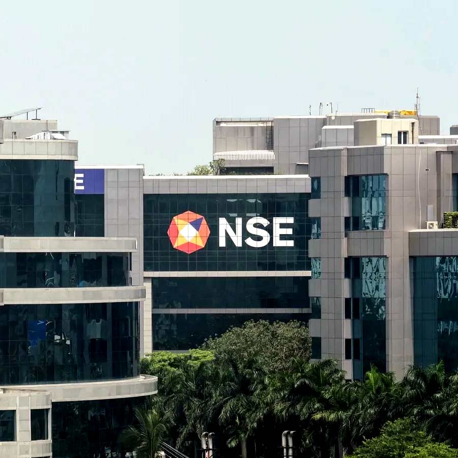 যে সব সংস্থার সার্ভার এনএসই কার্যালয়ে বসানো থাকত, কয়েক মিলি সেকেন্ডের ব্যবধানে লেনদেনের সুবিধা তারা পেত, তেমনটাই অভিযোগ ওঠে স্টক এক্সচেঞ্জটির বিরুদ্ধে। ধরা যাক, কেউ দিল্লিতে বসে লেনদেন চালাচ্ছেন। শেয়ার কেনা বা বেচার জন্য তাঁর সার্ভার থেকে এক্সচেঞ্জের সার্ভারে সেই বার্তা আসতে যতটা সময় লাগবে, তার কয়েক মিলি সেকেন্ড আগেই সংস্থায় বসানো সার্ভার থেকে সেই একই শেয়ার লেনদেন তত ক্ষণে সম্পন্ন হয়ে গিয়েছে। ফলে দিল্লিতে থাকা সার্ভারের পক্ষে সেই লেনদেনটি হাতছাড়া হয়ে যায়। অন্য ব্রোকারদের থেকে কিছুটা সময় আগেই লেনদেনের জন্য লগ-ইন করে মুনাফা লুটত কো-লোকেশনের সুবিধা পাওয়া সংস্থাগুলি।