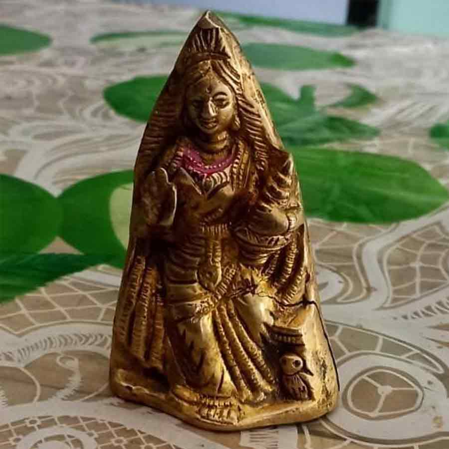 সোনালি ধাতুর সেই মূর্তি।