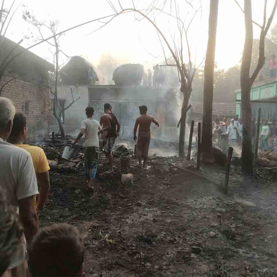 জল ঢেলে আগুন নেভানোর চেষ্টায় স্থানীয়রা। হরিহরপাড়ায়।