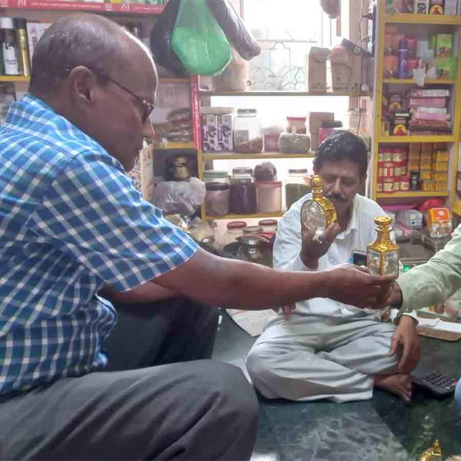 আতর কিনছেন এক ক্রেতা। বর্ধমানে।