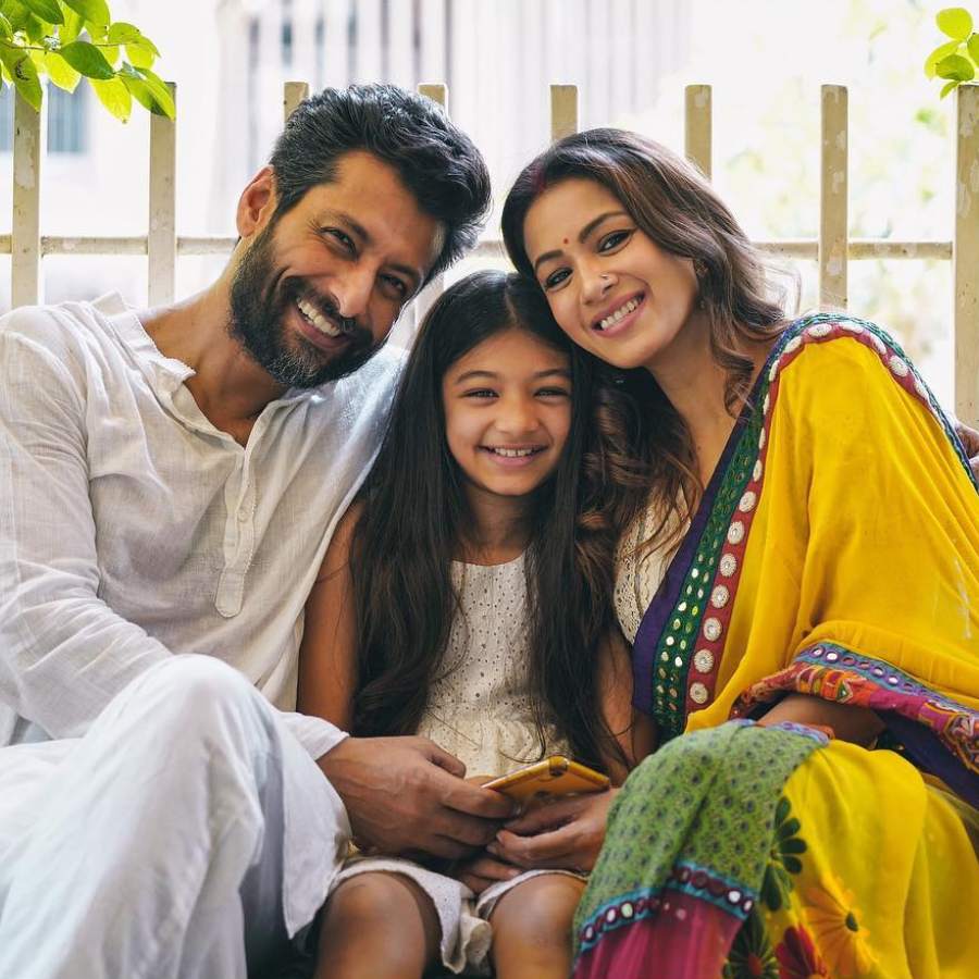 সুখের সময়ে। ইন্দ্রনীল সেনগুপ্ত এবং বরখা বিস্ত তাঁদের কন্যার সঙ্গে।