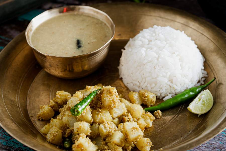 সাধারণ ডাল-ভাত-আলুপোস্তও পারে বাড়ির আরাম দিতে।