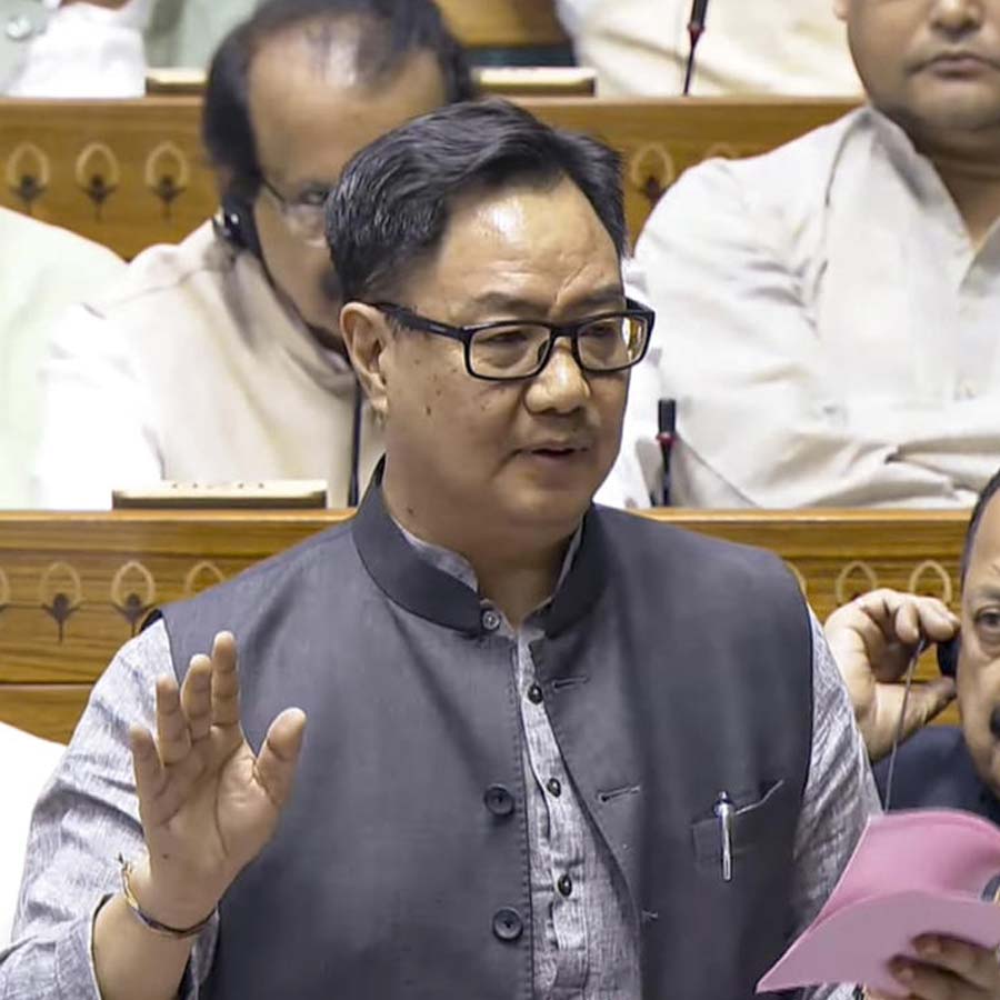 দীর্ঘ বিতর্কপর্বের পর বুধবার গভীর রাতে লোকসভায় পাশ হল সংশোধিত ওয়াকফ বিল।  এই নিয়ে বুধবার সারা দিন সরগরম ছিল লোকসভার অন্দর। বিলের বিরোধিতা করে সরব হয়েছেন বিরোধীরা। তবে শেষমেশ রাতে বিলটি পাশ হয় লোকসভায়। বিলের পক্ষে ২৮৮ এবং বিপক্ষে ২৩২ জন সাংসদ ভোট দিয়েছেন। ব্যবধান ৫৬। মোট ভোট পড়েছে ৫২০। সে সময় তেমন কোনও অশান্তি হয়নি অধিবেশনে।