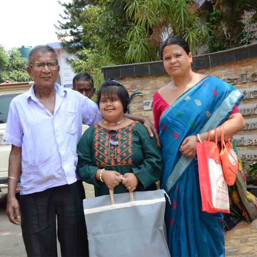 পরিজনদের সঙ্গে বাড়ির পথে সঞ্চিতা।