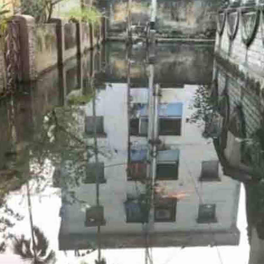 নিকাশি ব্যবস্থা পুরোপুরি রুদ্ধ হয়ে যায় হাওড়া পুরসভার ৭, ৮ এবং ৯ নম্বর ওয়ার্ডে।
