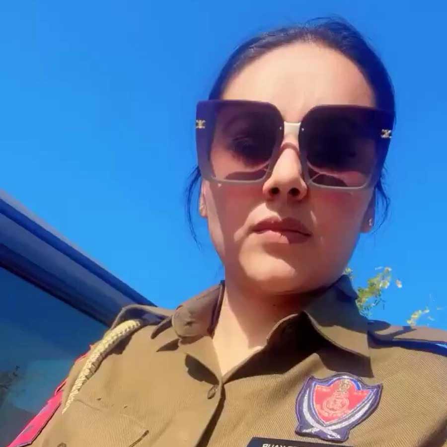 মাদক-সহ ধরা পড়ে চাকরি খোয়ালেন পঞ্জাব পুলিশের কনস্টেবল আমনদীপ কউর। ছবি: সংগৃহীত।