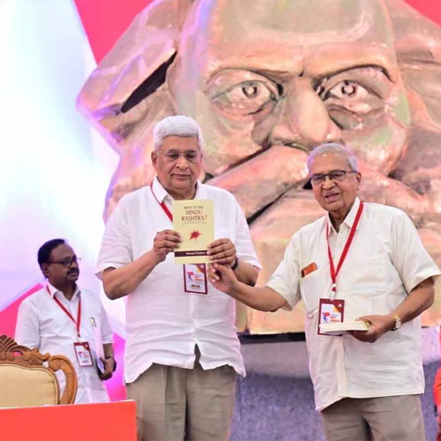 ‘হিন্দু রাষ্ট্র’ নিয়ে প্রয়াত সীতারাম ইয়েচুরির লেখার সংকলন প্রকাশ কারাটের হাতে তুলে দিচ্ছেন সিপিএমের পলিটব্যুরোর সদস্য অশোক ধওয়েলে।