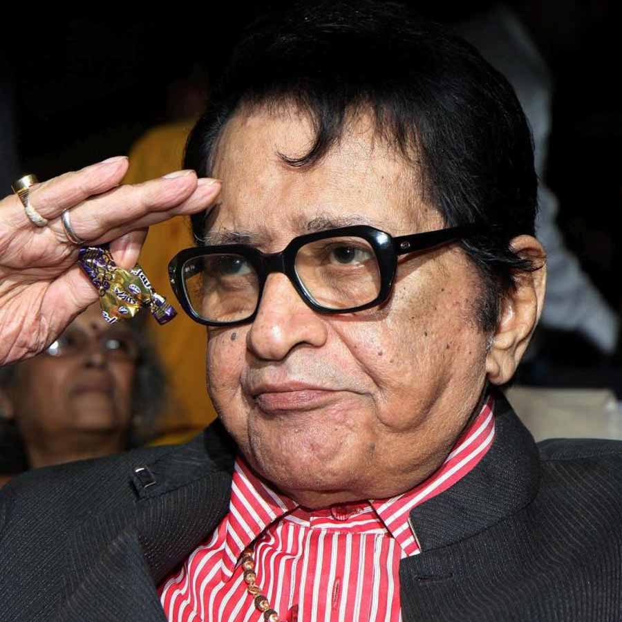 ১৯৩৭ সালে জন্ম মনোজের। তাঁর আসল নাম অবশ্য হরিকৃষণ গিরি গোস্বামী। নাম পরিবর্তনের সিদ্ধান্ত নিয়েছিলেন মনোজ নিজেই। তা-ও সিনেমার প্রতি তাঁর একান্ত ভালবাসার কারণে।