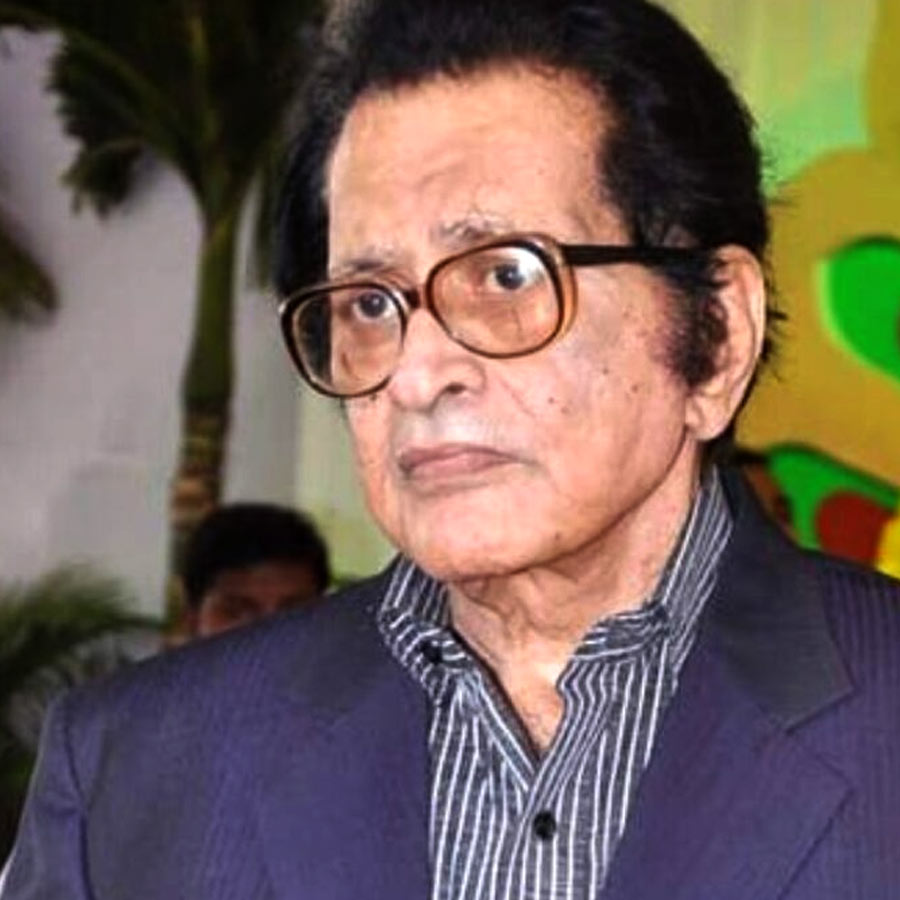 ১৯৫৭ সালে মুক্তি পাওয়া ‘ফ্যাশন’ নামের একটি ছবির হাত ধরে অভিনয়জগতে নেমেছিলেন মনোজ। তার পর একাধিক ছবিতে অভিনয়ের সুযোগ পেলেও কেরিয়ারে বিশেষ লাভ করতে পারছিলেন না তিনি।