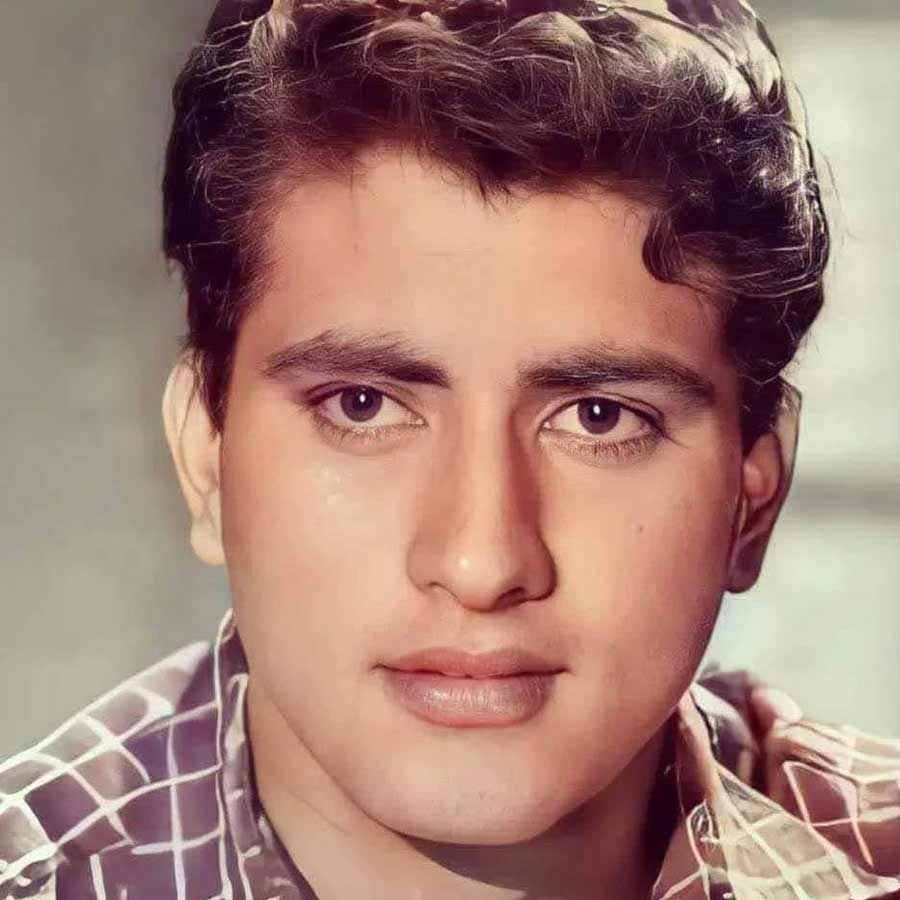 মনোজের ব্যক্তিগত জীবন ছিল বেশ রঙিন। এক সাক্ষাৎকারে সে কথা জানিয়েছিলেন নিজেই। মনোজ জানিয়েছিলেন, কলেজে পড়ার সময় তাঁর জীবনে প্রেমের রং লেগেছিল। দিল্লির এক বন্ধুর বাড়িতে পড়াশোনা করতে গিয়েছিলেন তিনি। সেখানে মনের মানুষের সঙ্গে প্রথম দেখা হয়েছিল মনোজের।