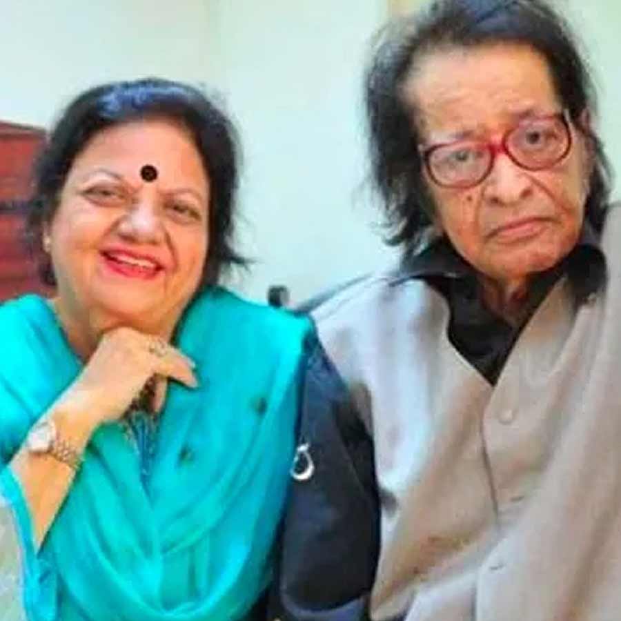 দেড় বছর মনোজ এবং শশী নাকি একে অপরের সঙ্গে কথা বলেননি। চোখে চোখেই কথা হত তাঁদের। মনোজ বলেছিলেন, ‘‘আমরা তখন আমাদের মনের কথা বলবার সাহস জোগাতে পারতাম না। খালি দূর থেকেই চোখাচোখি হত আমাদের।’’ তার পর বন্ধুরা সাহায্যের হাত বাড়িয়ে দিয়েছিলেন মনোজ এবং শশীর দিকে।