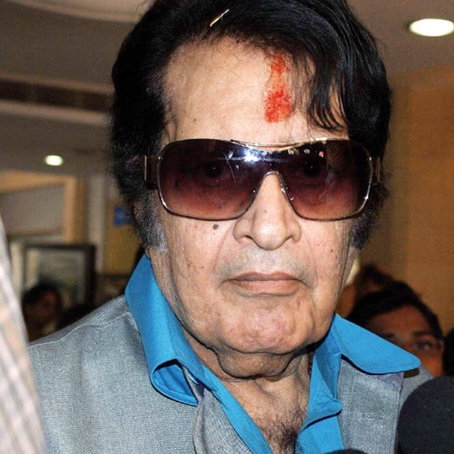 মনোজের কলেজের পাড়ায় বাড়ি ছিল শশীর। মনোজ বলেছিলেন, ‘‘আমরা যেন প্রেম করতে গিয়ে ধরা না পড়ে যাই, তাই আমি আমার কলেজের ছাদে উঠে পড়তাম। শশীও তখন ওর বাড়ির ছাদে উঠত। পরস্পরের দেখা হয়ে যেত। কেউ টেরও পেতেন না।’’