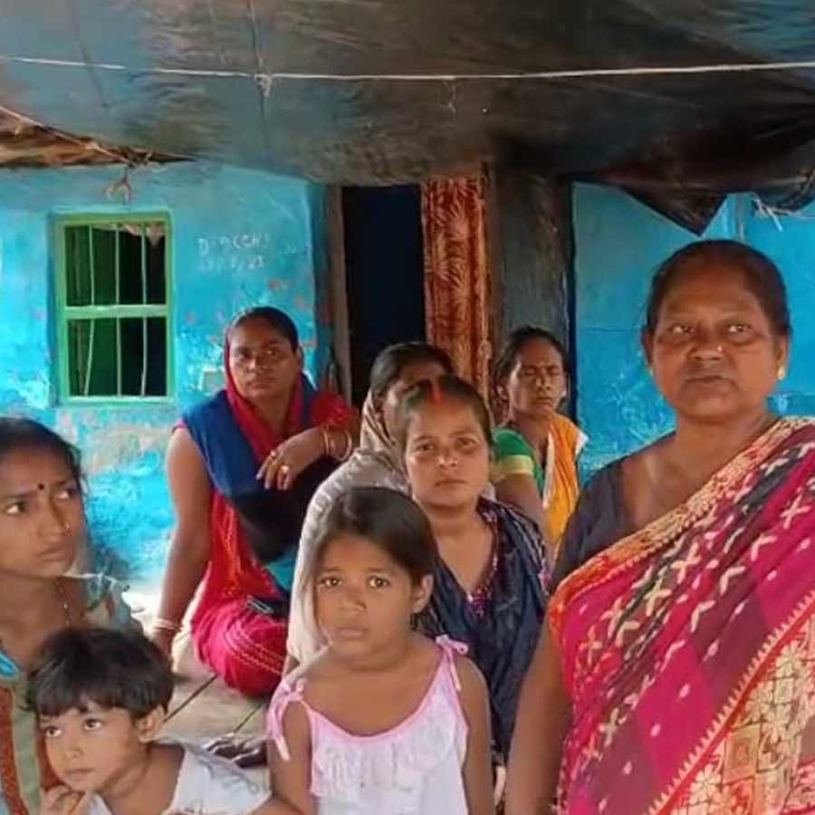 প্রশাসন লিখিত প্রতিশ্রুতি দেয়নি বলে অভিযোগ তুলে ক্ষুব্ধ বেলগাছিয়া ভাগাড় এলাকার বাসিন্দারা।