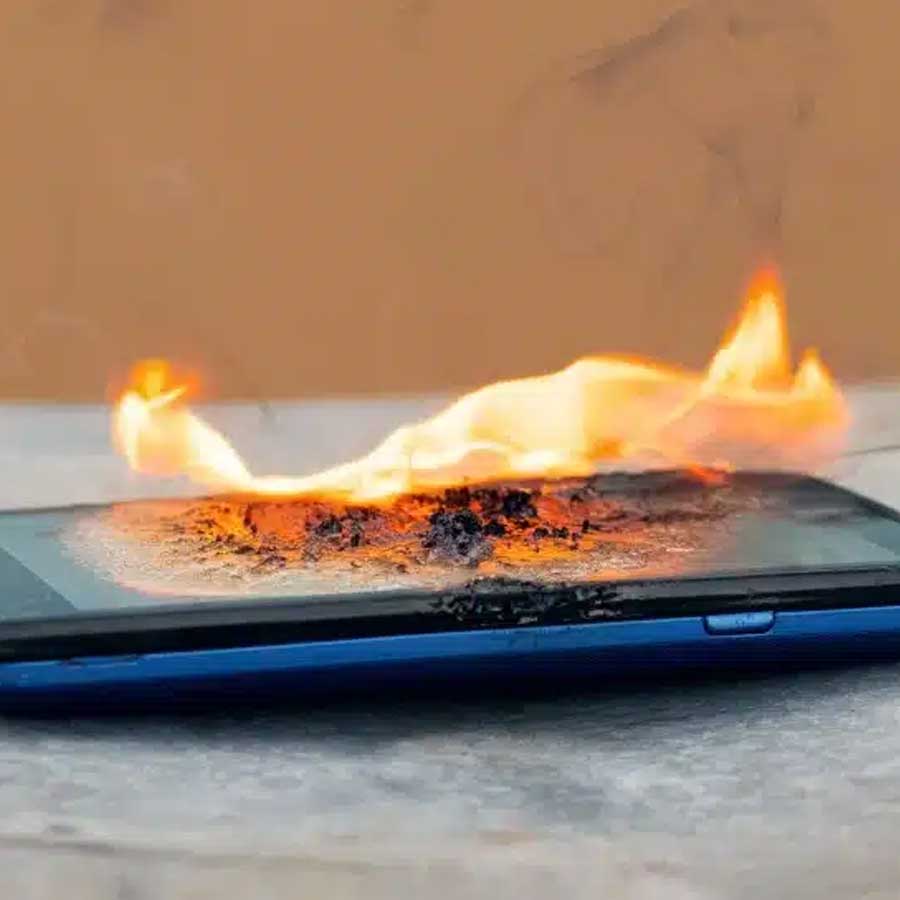 mobile phone bursts in  pocket